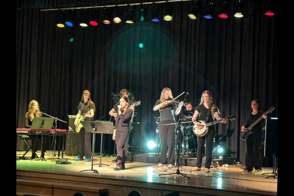 Students from Blind River's École secondaire catholique Jeunesse-Nord and Sault Ste. Marie's Notre-Dame-du-Sault teamed up to put on a concert.