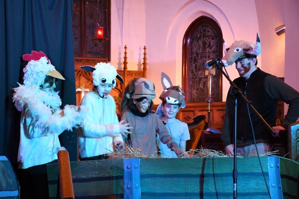 Habitat for the Arts produced the New Year’s Variety Show at the Jasper Anglican Church on Sunday. Pictured, Habitat’s Youth Troupe performs “The Manger Mystery.” The troupe includes Chloe Alderman, Ruby Argument, Eliza Cajrns, Emerson Gibbons and Silas Lynch. | Peter Shokeir / Jasper Fitzhugh