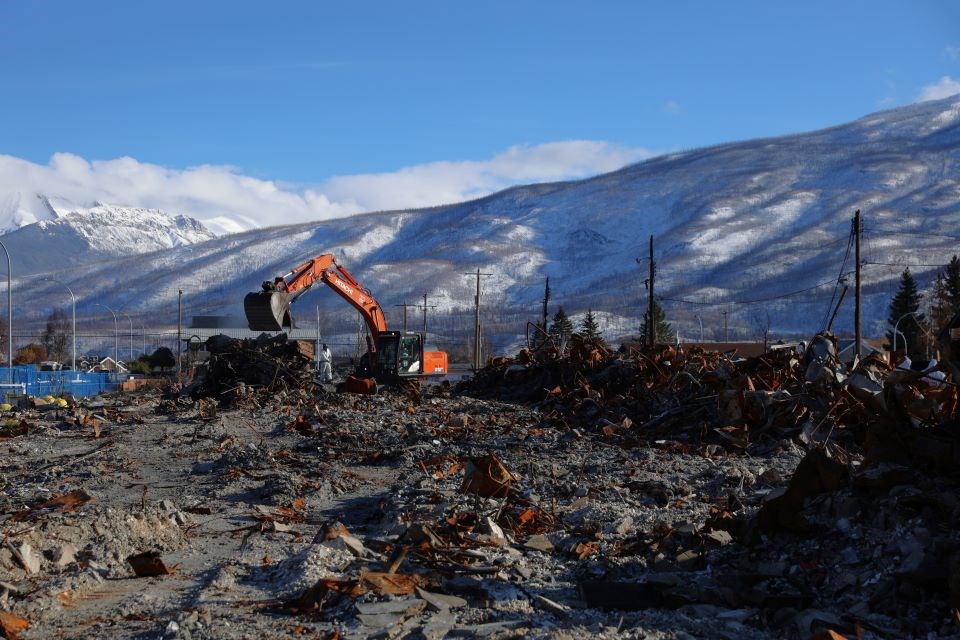 jaspernp-2024-debris-removal-in-town-of-jasper-credit-parks-canada-luuk-wijk-img_0391-web-photo