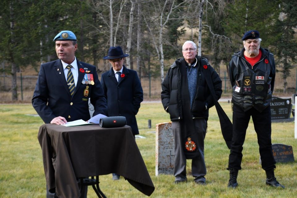 Jasper Legion vice president Greg Key speaks to students as part of No Stone Left Alone at the Jasper Cemetery on Friday, Nov. 8, 2024, ahead of Remembrance Day. Officially launched in 2011, No Stone Left Alone is a national organization dedicated to honouring the sacrifice and service of Canada’s military by educating students and placing poppies on the headstones of veterans every November.