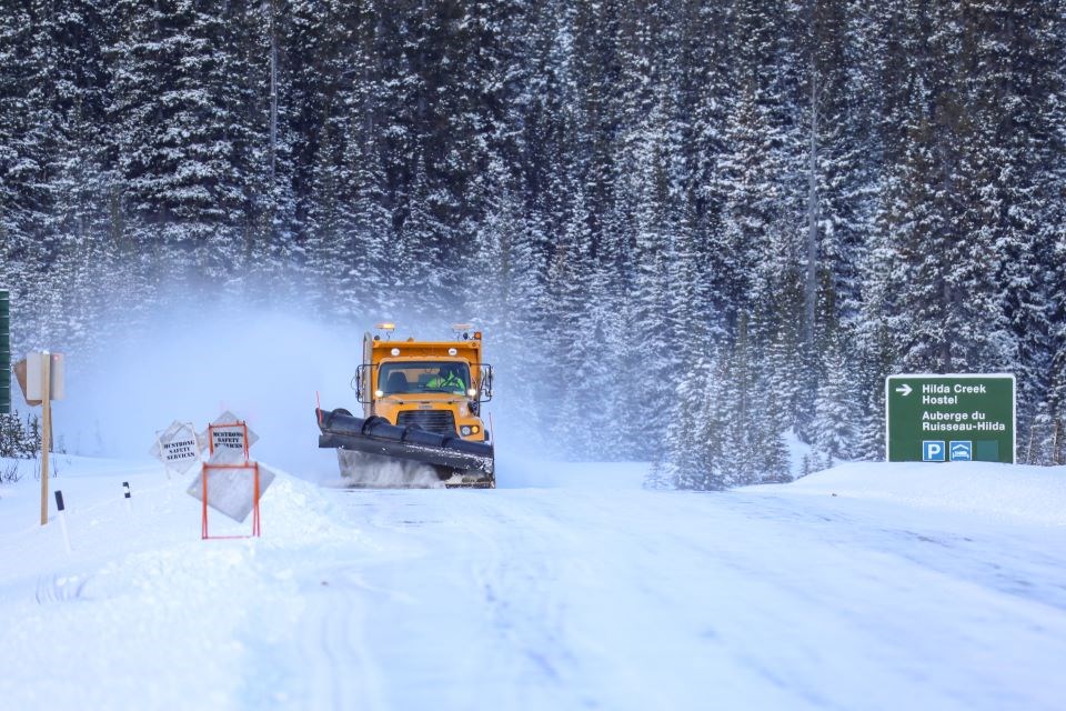 jaspernp-2025-avalanche-control-staff-at-work-snow-plow-on-icefields-parkway-93n-credit-parks-canada-luuk-wijk-img_8040-web-photo