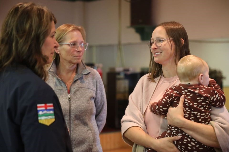 Alberta Premier Danielle Smith speaks with Jasper evacuees during a visit to Hinton on Monday, Aug. 5, 2024. | Danielle Smith on X