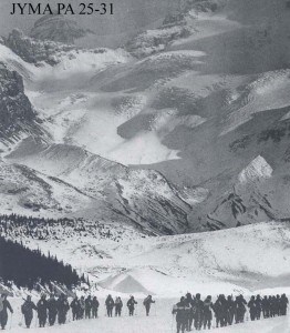 Six-Hundred Lovat Scouts trained during the Second World War on the Athabasca Glacier in 1944. Yellowhead-Museum and Archives. 