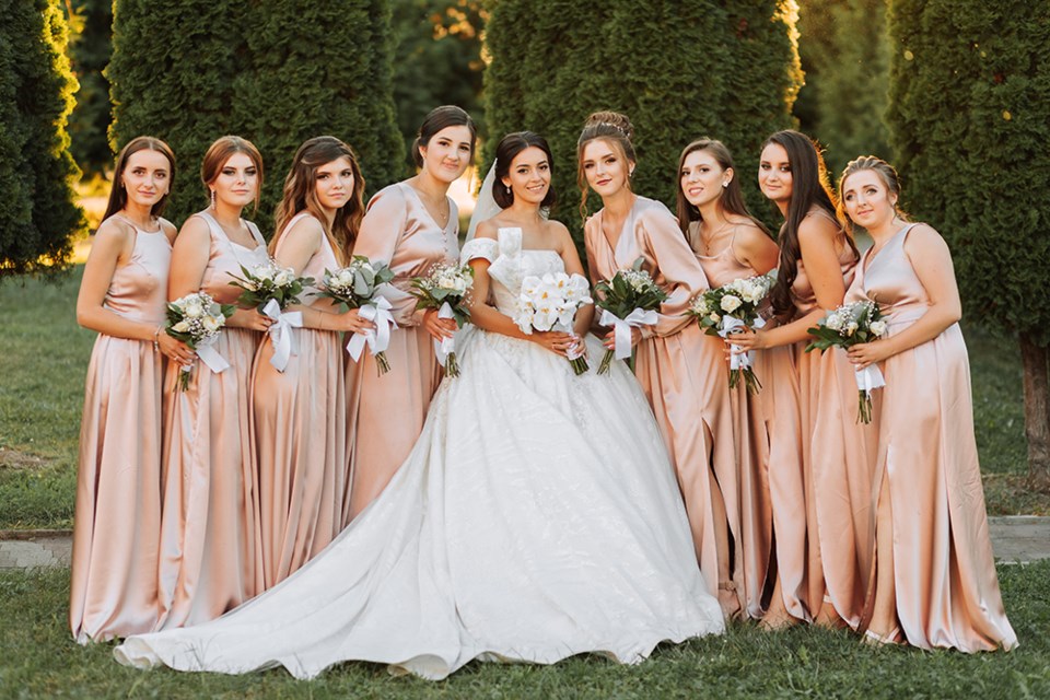 wedding-bridesmaid-0193-adobe-stock