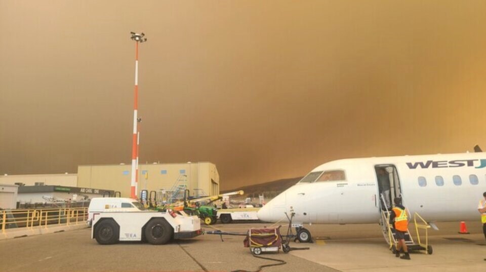 kelowna-airport-ywl-wildfire-smoke