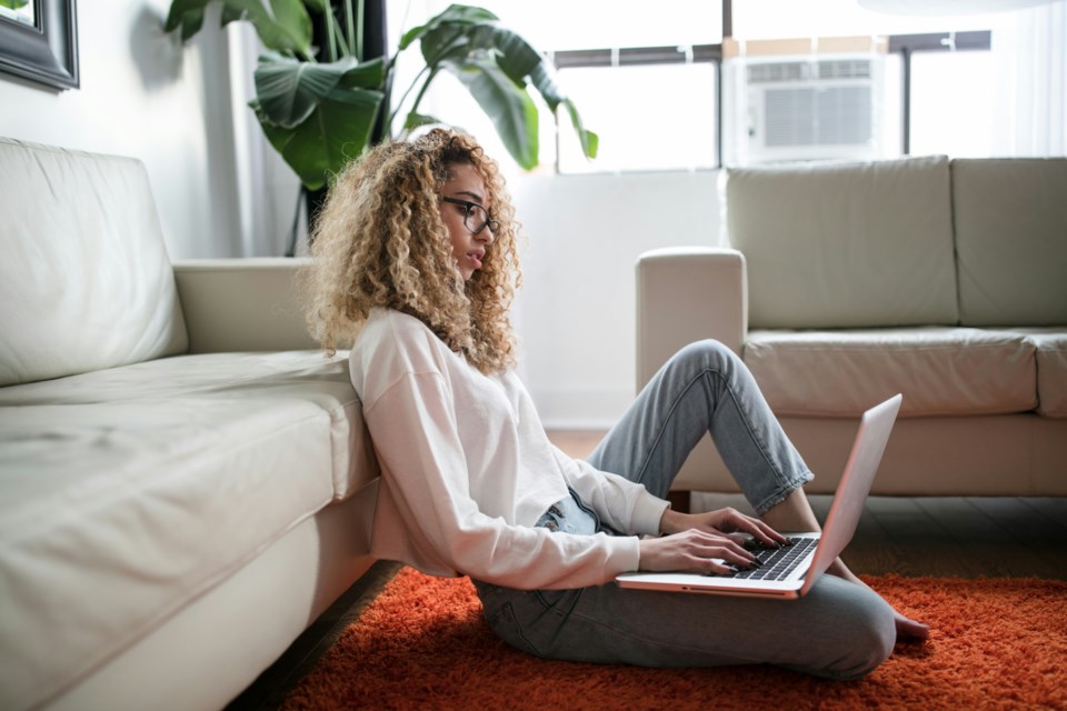 womansittingonfloorwithcomputer