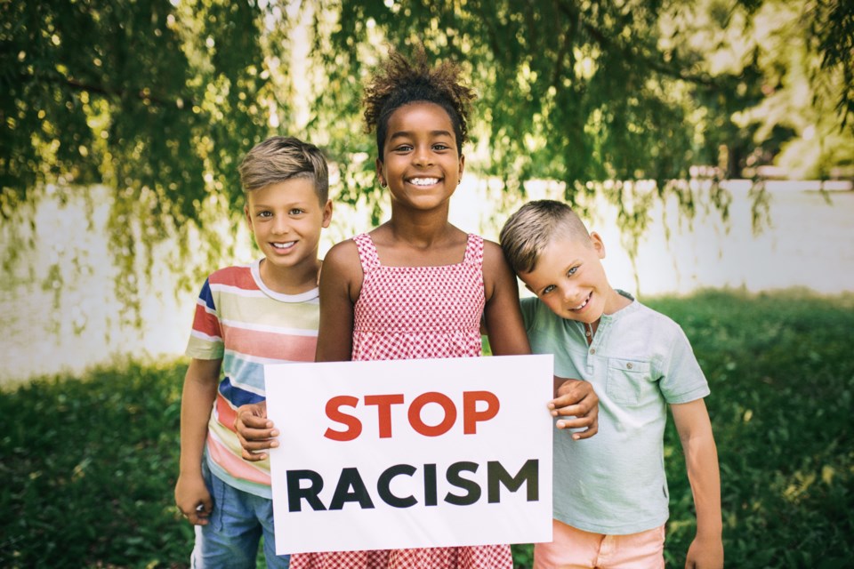 childrenholdingstopracismsign