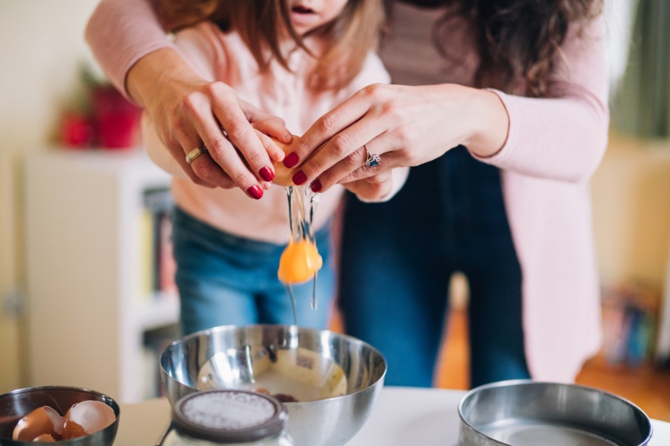 kidcookingbreakingegg