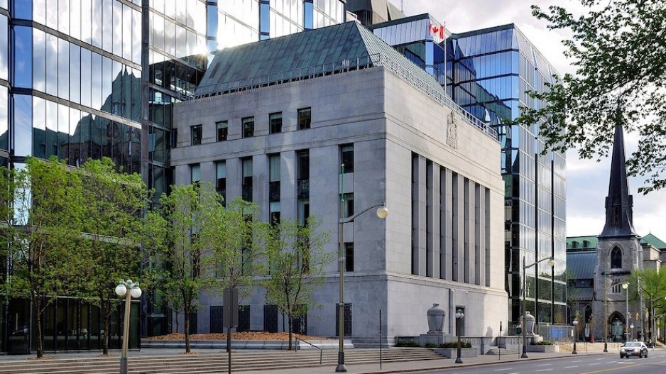 bank-canadawladyslaw-wikimediacommons