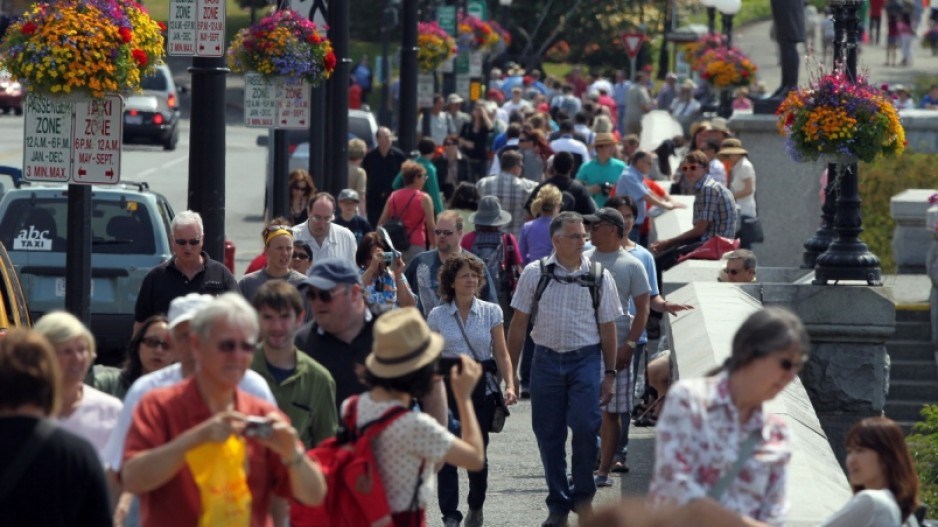 tourists-generic-creditbrucestotesburytimescolonist