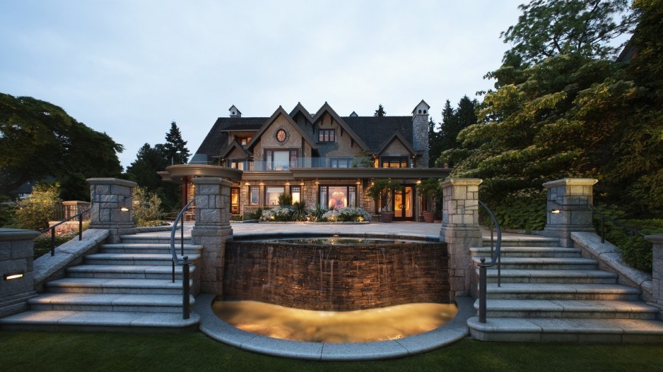 luxuryvanhome-compassionateeyefoundationbarrycalhounphotodiscgettyimages