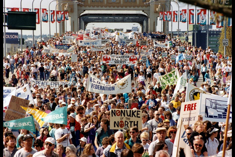 Peace marchers on the Burrard Bridge demonstrate for an end to the Gulf War, 1991. Bill Keay/鶹ýӳSun photo