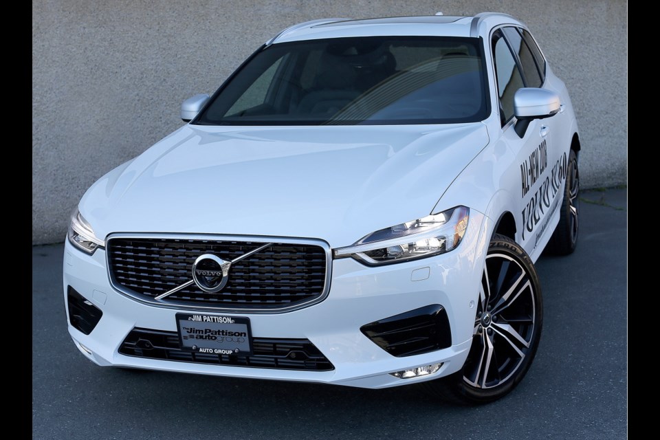 With smooth lines and attractive bulges, the new XC60 adopts the same Volvo design language found in the larger XC90.