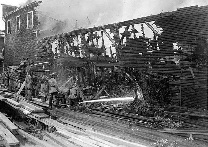 鶹ýӳFire Department at scene of a fire in 1928. Photo: 鶹ýӳArchives: AM1535-: CVA 99-725