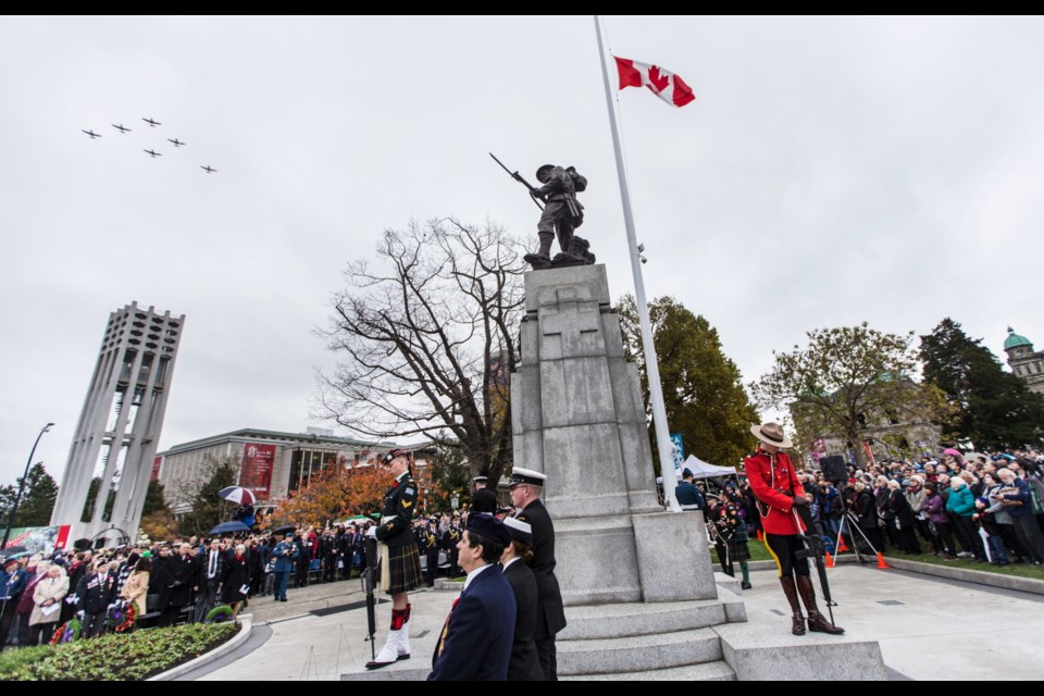 Hundreds attend the Remembrance Day ceremony at the War Memorial in front of the saʴý legislature on Saturday, Nov. 11, 2017.