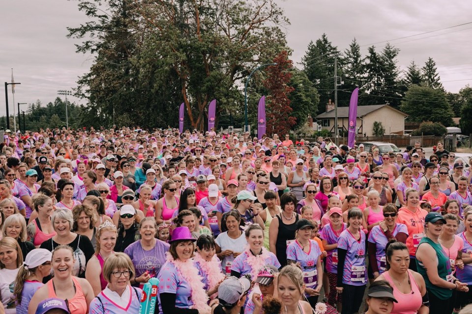 There was no shortage of smiles &Ntilde; and pink clothes &Ntilde; at this year&Otilde;s Goddess Run fundraiser.