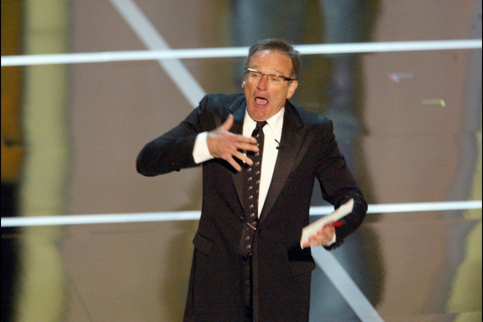 Robin Williams entertains the crowd at the 2004 Academy Awards.