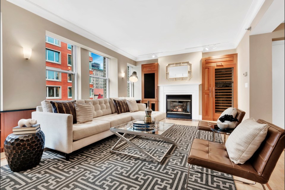 Tufted midcentury modern leather side chairs add a sense of refinement to this living space.