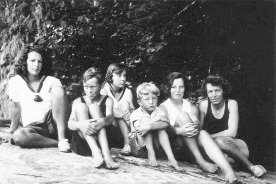 Capi Blanchet, far right, and her children in 1931.