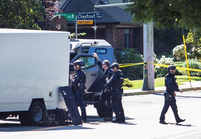 photo police standoff