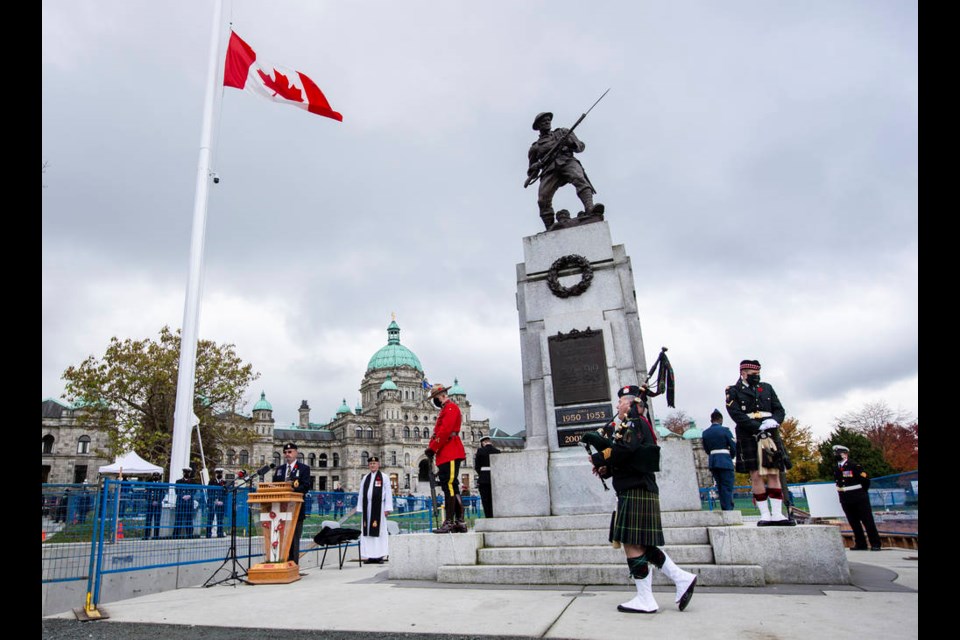 Canadian Scottish Regiment (Princess Marys) Piper Major Roger McGuire plays Lament during Remembrance Day ceremony at the saʴý legislature cenotaph on Remembrance Day. Darren Stone, saʴý