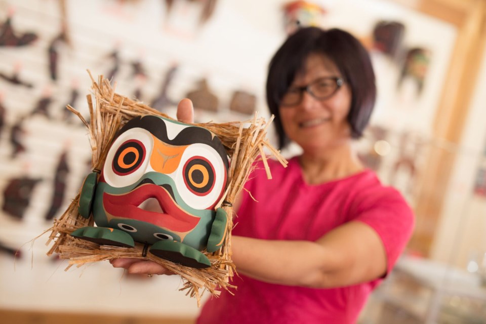 Find Indigenous art from the Northwest Coast, including prints, gold and silver jewelry, and wood carvings at I-Hos Gallery's online store. photo Indigenous Tourism СƵ