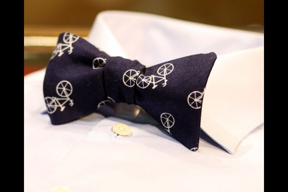 Traditional bow clearance tie