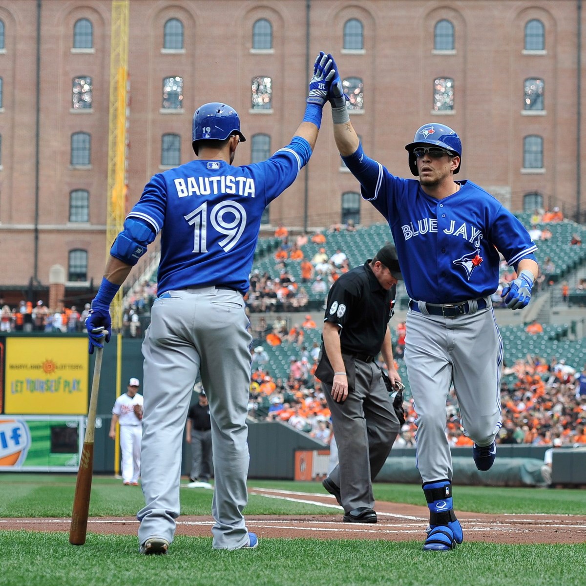 Edwin Encarnacion hits 2 HRs, drives in 5, Blue Jays beat Orioles