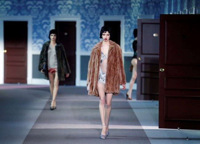 Take a look inside the Louis Vuitton-Marc Jacobs show at Les Arts