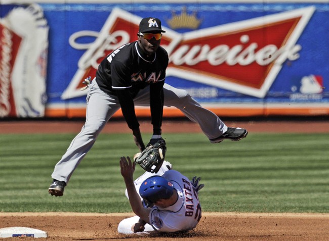 Dickey hit hard early in Braves' 7-3 loss to Mets