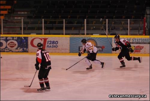 The Estevan Bruins took on the Yorkton Terriers Tuesday November 23rd at the Civic Auditorium. Thh Bruins lost 2-1 to the Terriers.