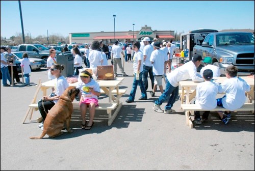 It was Cleanup Day in North Battleford once again. The United Way once more organized their Third Annual Spring Cleanup, sponsored by Tim Hortons. Sobeys and the city of North Battleford. Volunteers gathered at noon hour at the north-end Tim Hortons location to get their clean-up assignments Saturday. On hand to give them words of encouragement were Mayor Ian Hamilton and Jane Zielke of the United Way. Motorists in the city could easily spot the volunteers all afternoon as they could be seen wearing the familiar T-shirts and picking up garbage all over the city. The day ended with a celebration barbeque for the volunteers at Sobey&#8217;s around 4pm.