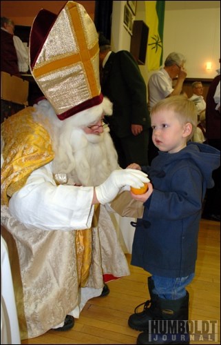 St. Nikolaus gives treats to Jude Fisher after a short visit during the Humboldt and District German Heritage Society&#8217;s St. Nikolaus Tag celebrations at the Senior&#8217;s Centre in Humboldt on December 6. The society also performed Christmas carols and taught the children a few German words as part of the celebrations.