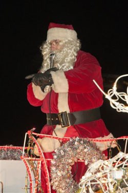 Yorkton&#8217;s 14th annual Santa Claus parade took place Saturday in the city with hundreds turning out to see the evening light display. From brightly colored floats, to tasty hot chocolate, there was something for everyone in attendance to enjoy.