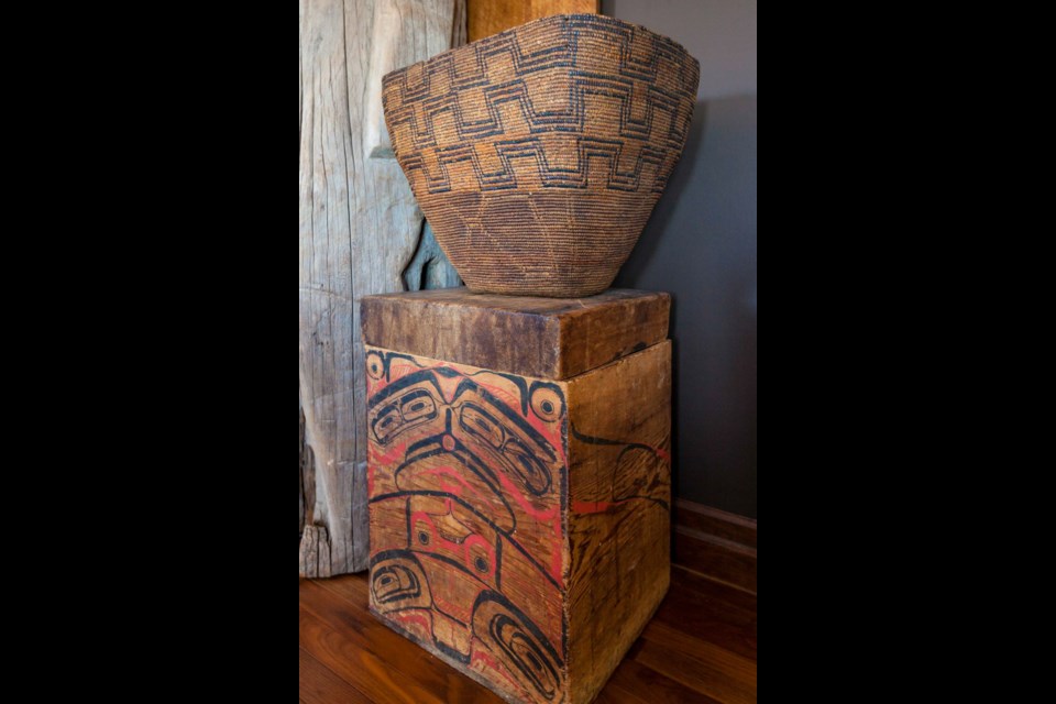 Victoria totem clearance basket