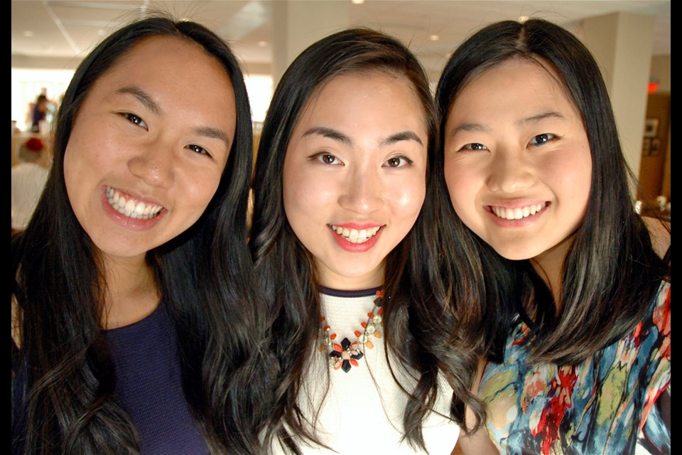 鶹ýӳSoroptimist Vivian Tsang, centre, presented Karmen Leong, left, and Alice Xu with the Soroptimist Violet Richardson Award for their volunteerism efforts to make the community and world a better place.