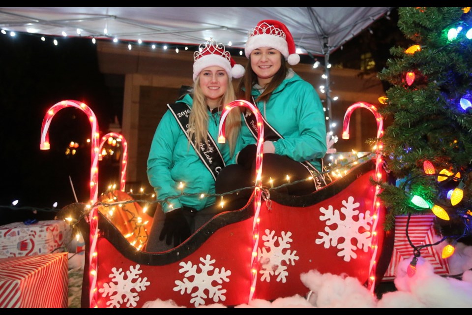 Klaus Wisconsin Christmas Festival 2022 Thousands Shrug At Rain, Flock To Watch Santa's Light Parade - Victoria  Times Colonist