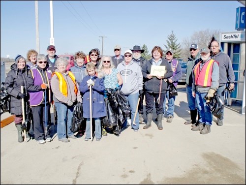 Borden Lions and helpers ready to clean ditches and around town the morning of April 29.