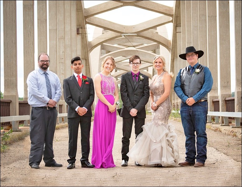 Principal Brody Morris with Borden grads Ovodio O’Toole, Danika Pidwerbesky, Kody Munkholm, Brooke Brazeau and Colton Thiessen. Photo by Eye Spy Photography by Tara