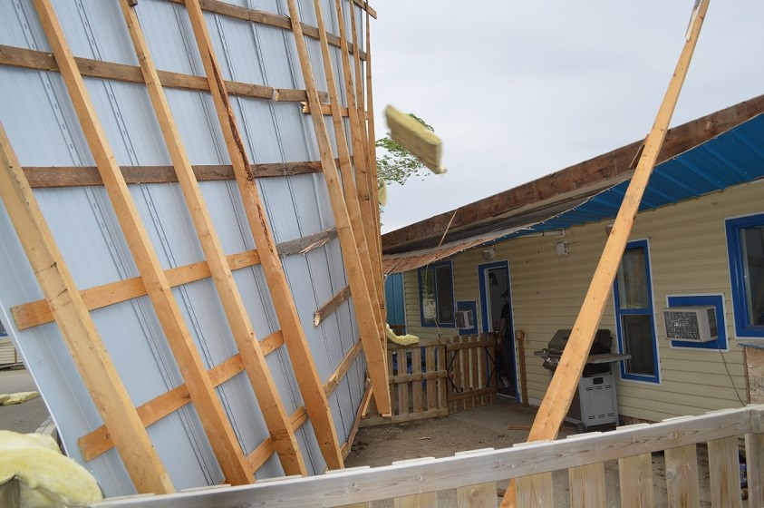 Harsh winds take roof off of Outlook motel_0