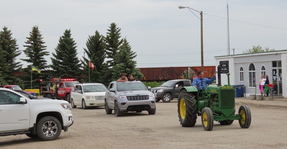 Dinsmore school 'makes lemonade' in grad celebration_10