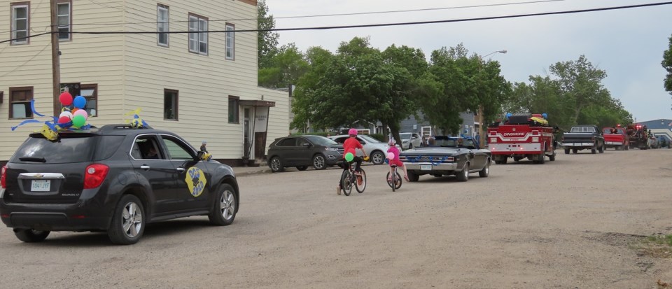 Dinsmore school 'makes lemonade' in grad celebration_12