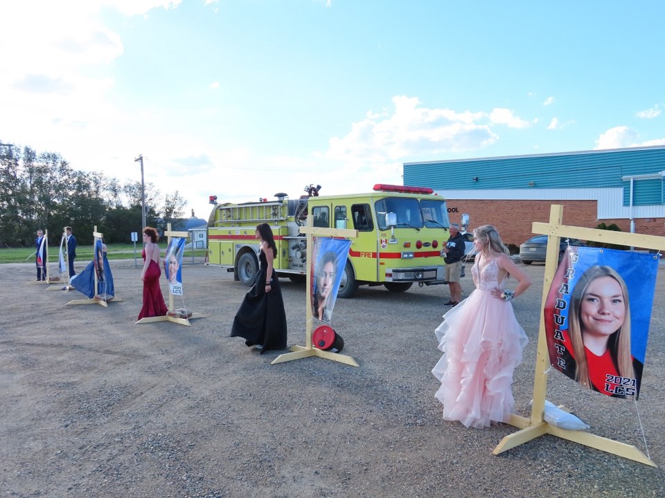 Loreburn students enjoy summery, outdoor graduation_1