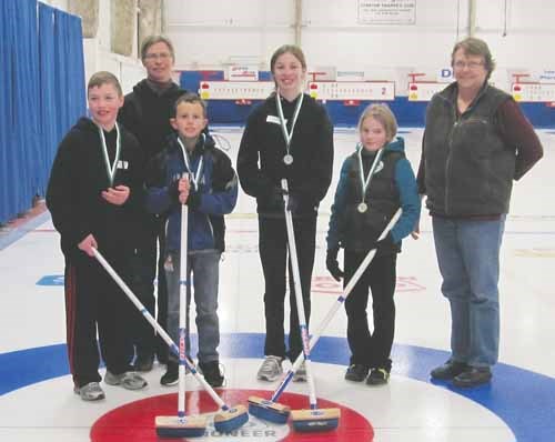 Junior 'B' side winners Springside 4-H Beef Club.
l to r: Riley Clarke, Kristina Just (coach), Nicholas, Emma Just, Anna O'Neil, Jeanette Guenther (Distric 12 President).