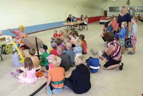 Beeper the Clown entertaining the kids at the fair with stories and balloon animals. Photos by Lorraine Olinyk