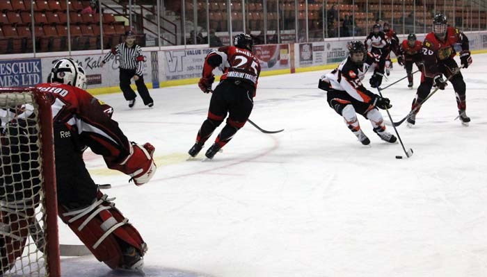 Damian Bentz scored the RawTec Maulers’ ninth goal of the game with a backhand shot that eluded Sheamus McLeod. Bentz has 20 goals and 14 assists on the season to lead Yorkton in scoring.