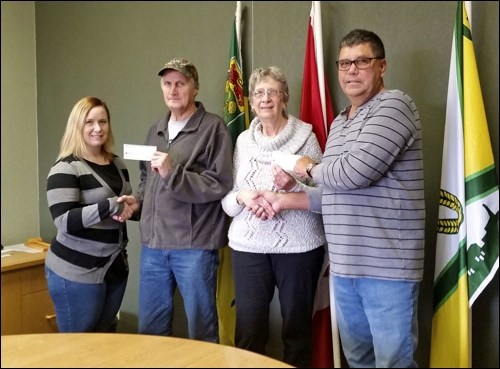 Montreal Canadiens Alumni Hockey Tour chair Rick Hill along with the Town of Unity recreation director and committee person Cora Fischer closed off their books by presenting the proceeds to their chosen beneficiaries recently. Terry Watt, representing the Unity Food Bank, and Tomi Watt, representing the Unity Community Resource Centre, each received $1950.11. Anita Parker, treasurer for Unity Minor Hockey, accepted a cheque of $950 from the Canadiens event. Photos submitted by Sherri Solomko