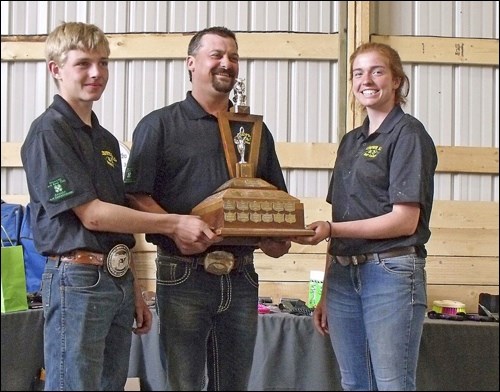 General leader Richard Yasieniuk presenting the grand aggregate trophy that was shared by Cole Reid and Rachel Sutherland. Photos by Lorraine Olinyk