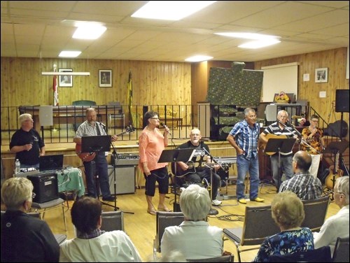 Saskajammers entertaining at the Borden Senior's on Aug. 10. Photos by Lorraine Olinyk