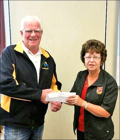 Eileen Fountain presents a $500 cheque to Don Harris for the Radisson Communiplex Committee Inc. Photos by Lorraine Olinyk